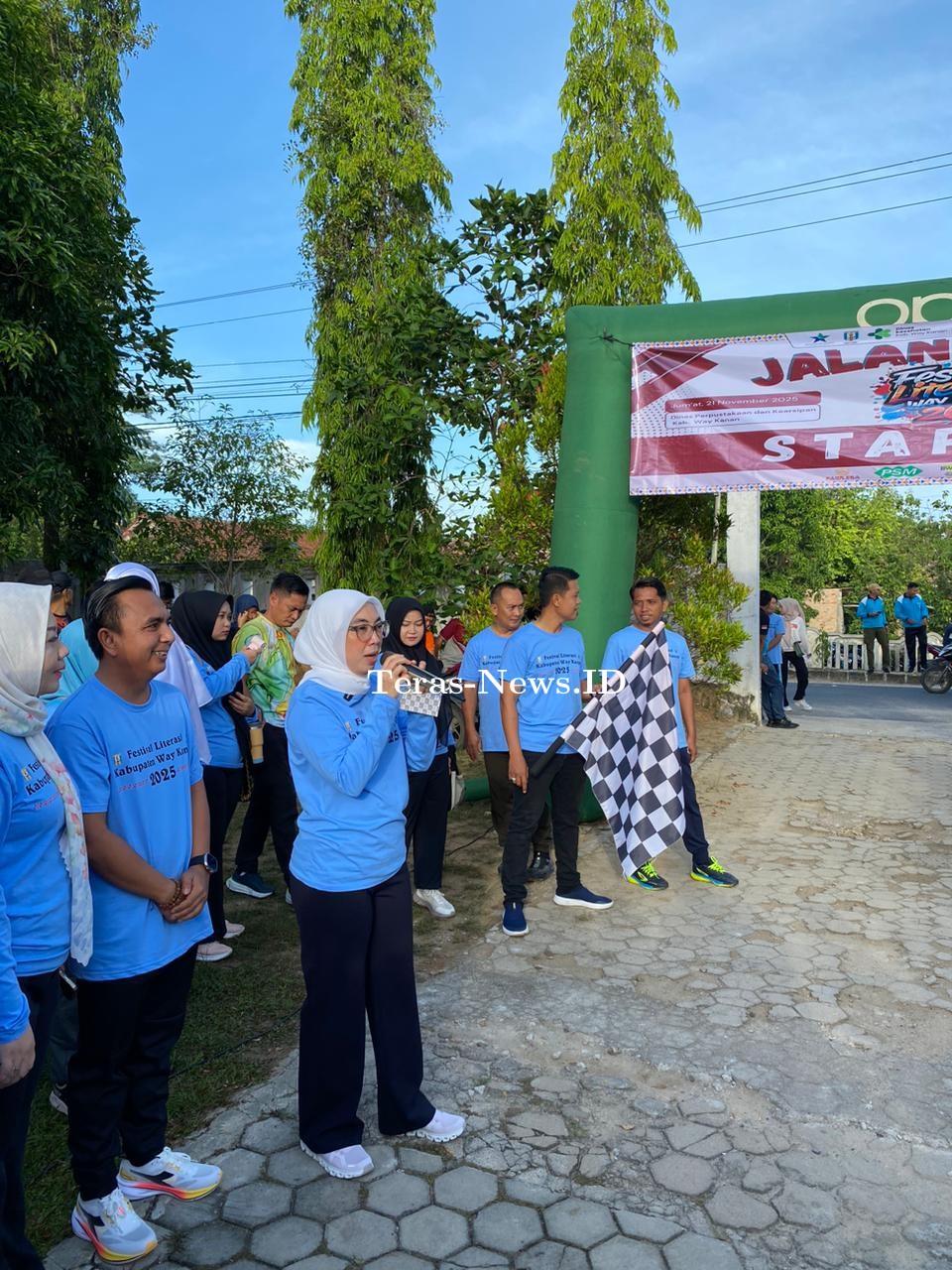 Gelar Jalan Sehat, Bupati Ayu Asalasiyah Resmi Menutup Festival Literasi Way Kanan Tahun 2025  