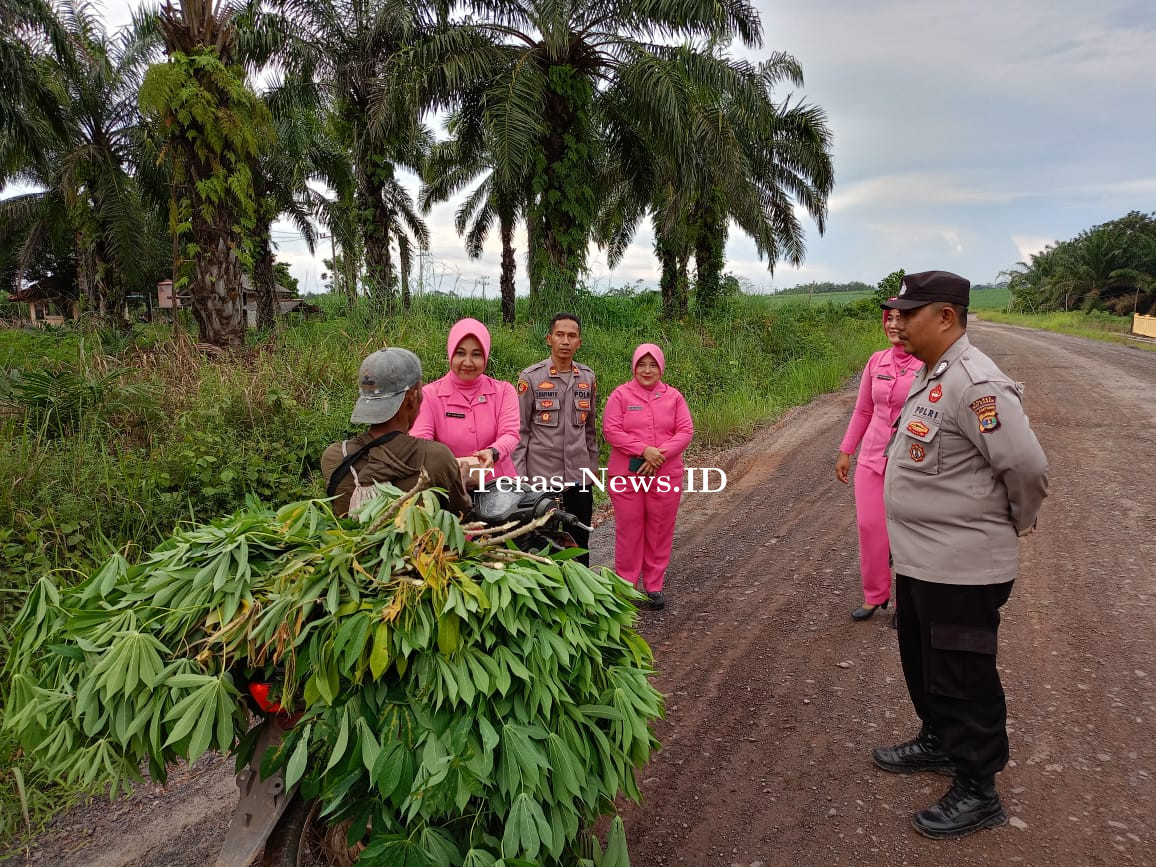 Tingkatkan Rasa Kepedulian di Bulan Suci, Kapolsek Negara Batin dan Anggota gelar Kegiatan Sosial dengan berbagi takjil